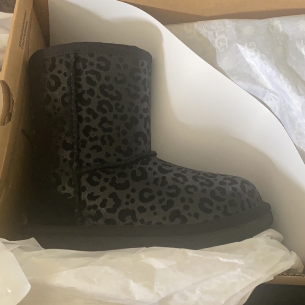 Toddler black leopard ugg boot